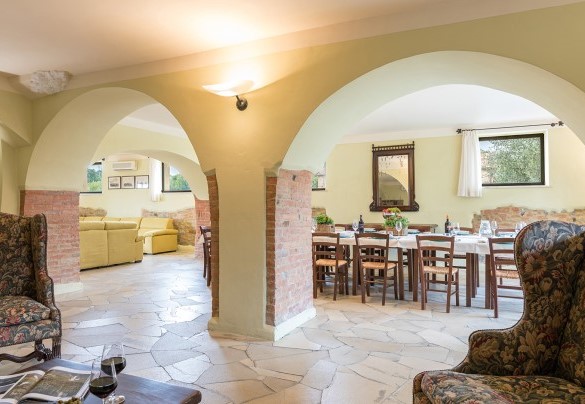 Il largo salone organizzato con area salotto e pianoforte - Villa Poggio Bonelli