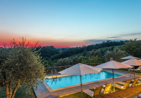 La piscina al tramonto - Villa Poggio Bonelli