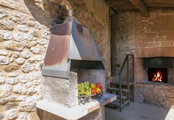 Sul retro si trova la cucina esterna con barbecue in pietra e forno a legna- Villa Poggio Bonelli