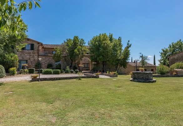 Il parco comprende aree lastricate in cotto con sedute e tavolini, e superfici a prato impreziosite da alberi ad alto fusto e folti cespugli di aromatiche- Villa Poggio Bonelli