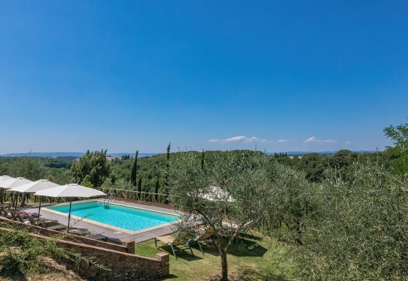 Sul prato, ombrelloni, tavolini, lettini, un gazebo ed una doccia con acqua fredda fanno da perfetto complemento alla zona prendisole- Villa Poggio Bonelli