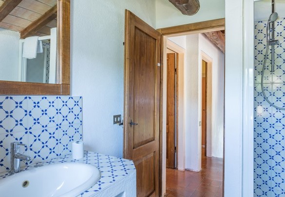 Bagno con doccia nell'annesso - Villa Poggio Bonelli