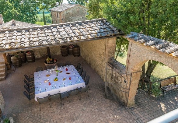 L’area pranzo nel cortile- Villa Poggio Bonelli