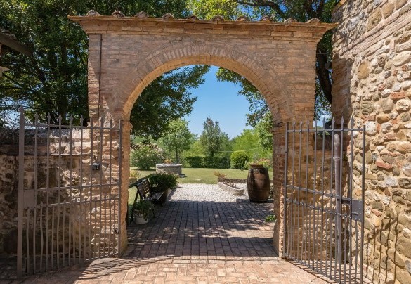 Siamo a meno di 20 km da Siena, in una posizione ottimale per visitare tutta la regione del Chianti, costellata da numerosi castelli trasformati in wineries e borghi medievali - Villa Poggio Bonelli