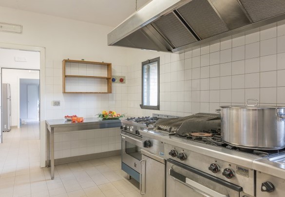 La grande cucina professionale e ben attrezzata- Villa Poggio Bonelli