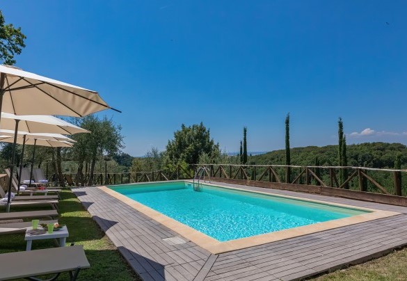 La piscina è di forma rettangolare, la vasca misura 7 x 14 m e ha una profondità costante di 1,50 m- Villa Poggio Bonelli