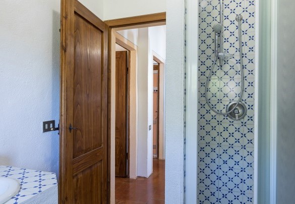 Bagno con doccia nell'annesso - Villa Poggio Bonelli