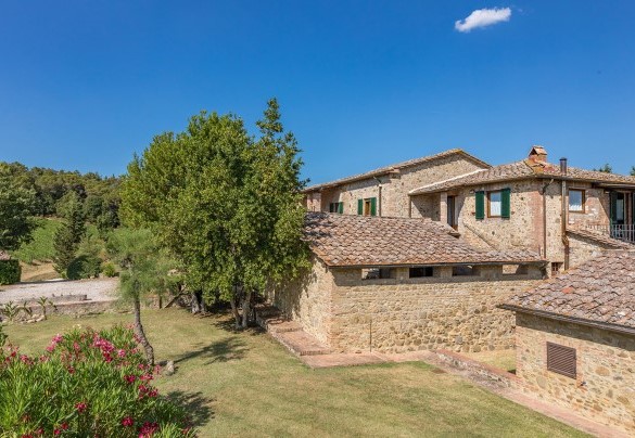 Il parco comprende aree lastricate in cotto con sedute e tavolini, e superfici a prato impreziosite da alberi ad alto fusto e folti cespugli di aromatiche- Villa Poggio Bonelli
