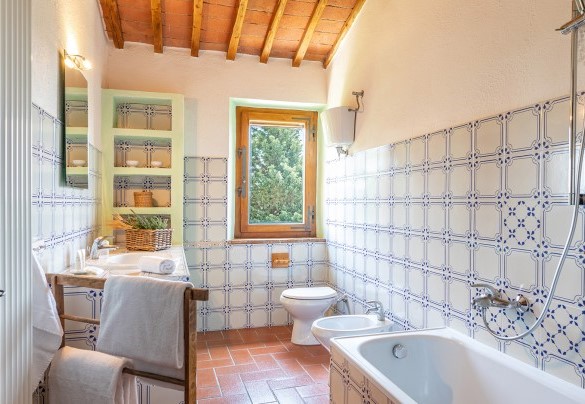 Bagno con vasca al primo piano- Villa Poggio Bonelli