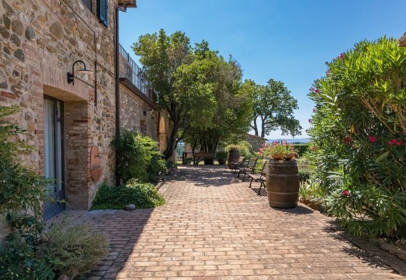 Aree lastricate in cotto- Villa Poggio Bonelli