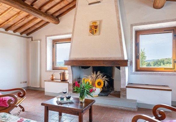 Soggiorno con camino ornamentale nell'annesso - Villa Poggio Bonelli