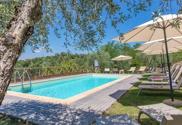 La piscina resterà aperta dall’ultimo sabato di aprile fino al primo sabato di ottobre- Villa Poggio Bonelli