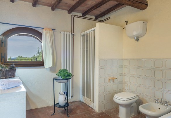 Bagno con doccia e vasca al primo piano- Villa Poggio Bonelli