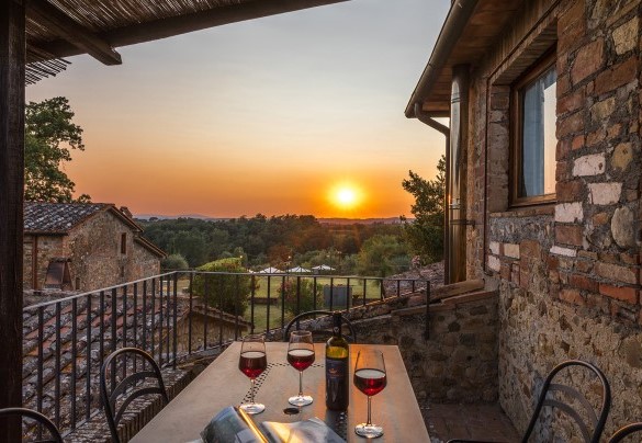 La terrazza al primo piano di sera - Villa Poggio Bonelli