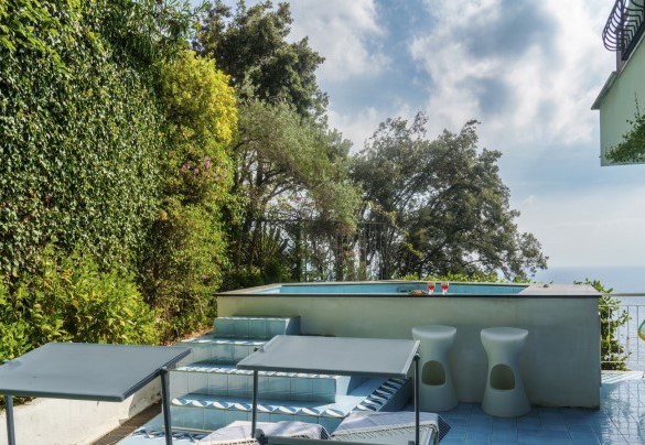 In the second terrace of 50 square meters, protected by a wall of bougainvillea, are the beautiful swimming pool with a particular pentagonal shape and the solarium with an outdoor shower - Villa Ponti