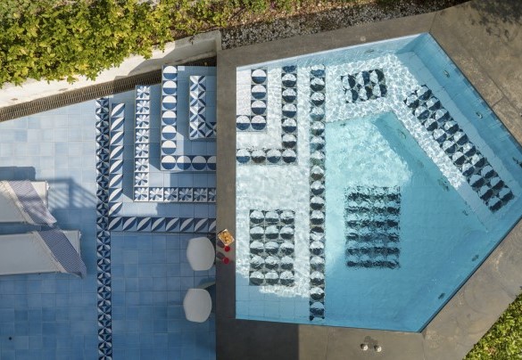 The beautiful pentagonal shaped pool, also completely covered with the precious majolica of the Gio Ponti collection - Villa Ponti