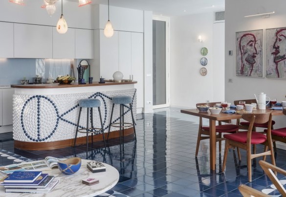 The particular counter covered with white and blue relief pebbles, designed at the time by Giò Ponti to cover the lobby of a famous hotel - Villa Ponti