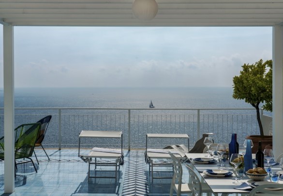 Like the prow of a great ship, its terrace seems to plough through the waters of the sea - Villa Ponti