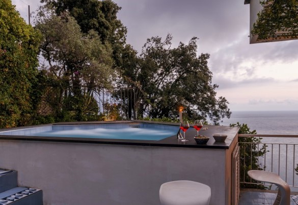 The pool, going up four artistic steps, you then plunge into the pool - Villa Ponti