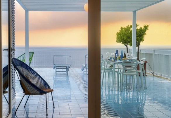 An electronically controlled tent repairs the table from the sun and lemon saplings in large vases adorn the perimeter of the terrace - Villa Ponti
