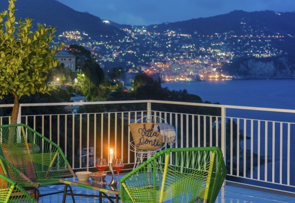 The panoramic view of Camogli illuminated _ Villa Ponti
