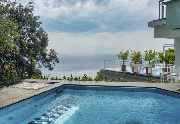 In the perimeter area the pool is only 50 cm deep and allows a comfortable sitting to relax and enjoy the benefits of the whirlpool - Villa Ponti