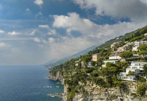 Carved into the cliffs of the coast opposite Monte Portofino, in a private residential setting overlooking the sea - Villa Ponti