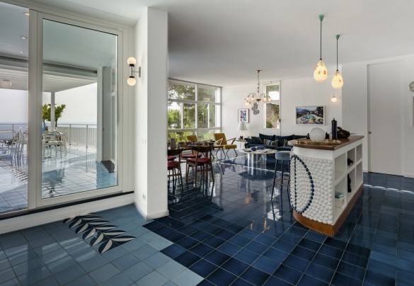 The main terrace of 100 sqm, resumes without interruption the internal flooring of white and blue maioliche autographed Gio Ponti - Villa Ponti