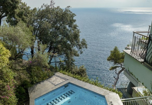 The pool is south-facing with a beautiful view of the sea - Villa Ponti