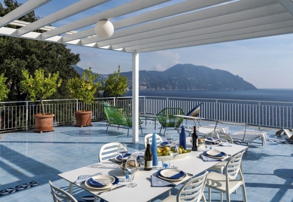 The large terrace offers an enchanting view of Monte Portofino - Villa Ponti