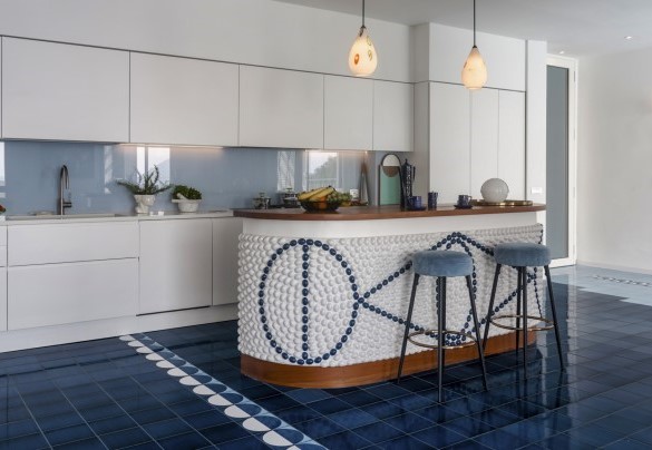 The kitchen wall with the particular island, comfortable surface of support - Villa Ponti