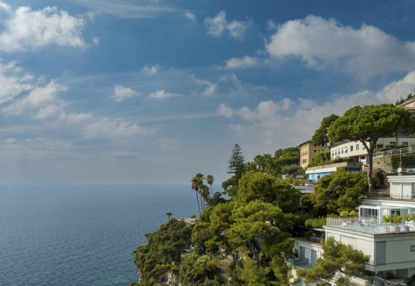 Villa Ponti is located in a private residential complex, with a steep common park overlooking the sea - Villa Ponti