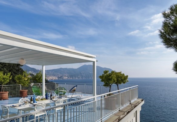 The large terrace overlooks the sea offering an enchanting view of Mount Portofino - Villa Ponti