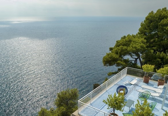 The lemon saplings in the large vases adorn the perimeter of the large terrace and a protective railing encircles it entirely - Villa Ponti