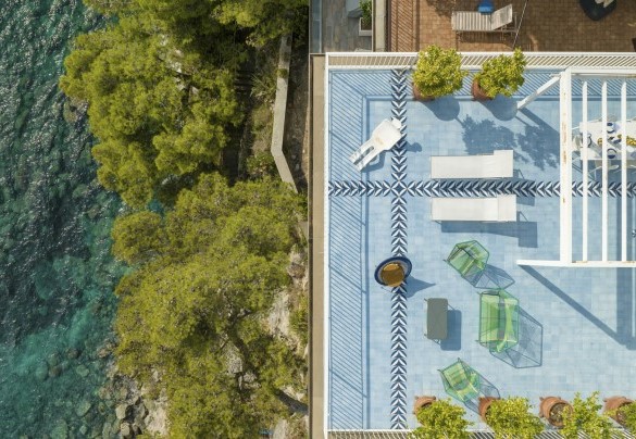 A staircase of 314 steps will descend (summer 2024 forecast) to the cliff below - Villa Ponti