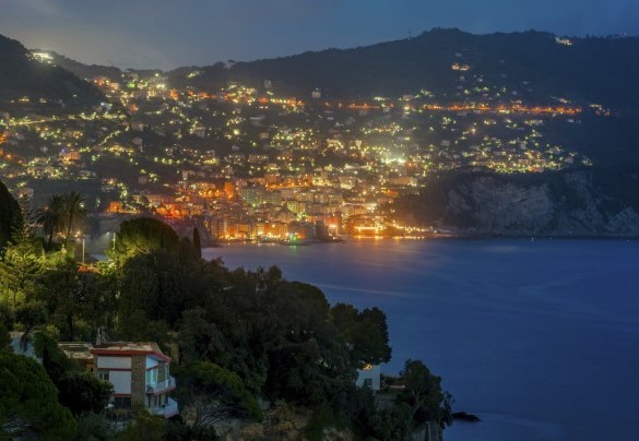 Camogli illuminated, the delightful old fishing village seen from the large terrace - Villa Ponti