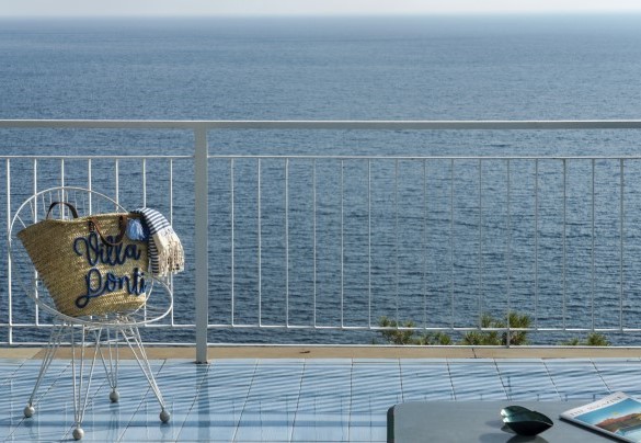 Its terrace seems to furrow the waters of the sea giving the emotions of a cruise 60s - Villa Ponti