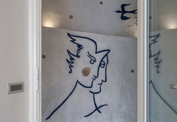 A reminder of the Giò Ponti style in front of the entrance door - Villa Ponti