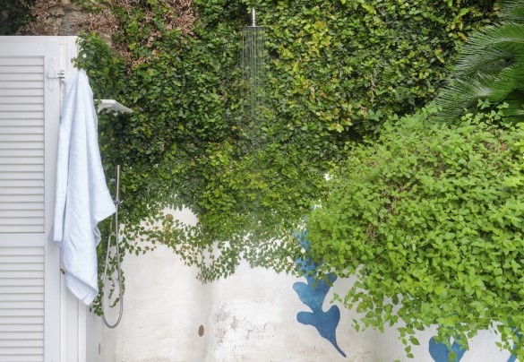 The outdoor shower with hot and cold water - Villa Ponti