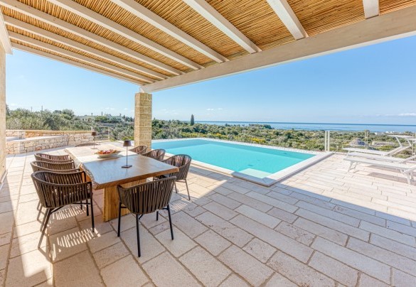 Veranda della villa principale con ampio tavolo da pranzo e barbeque -Villa Porta Azzurra