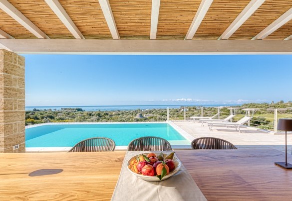 Veranda principale adiacente alla piscina a sfioro, in posizione sopraelevata con vista mare - Villa Porta Azzurra