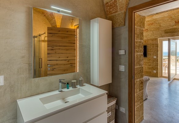Il bagno con doccia n.2 nell’annesso adiacente alla zona giorno - Villa Porta Azzurra