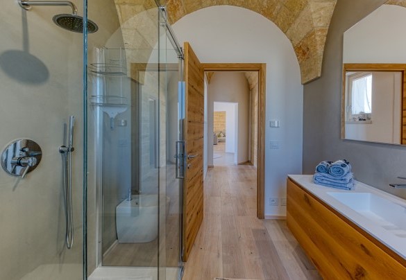 Bagno con doccia n.1 adiacente alle camere nella villa principale - Villa Porta Azzurra