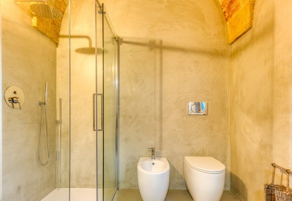 Il bagno n.2 con ampia doccia n.2 nell’annesso - Villa Porta Azzurra