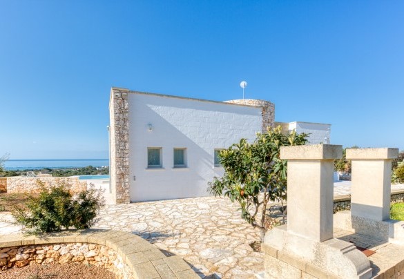 La villa è situata in una zona tranquilla, non isolata e vicina al mare della costa ionica, in uno splendido contesto naturale di macchia mediterranea – Villa Porta Azzurra
