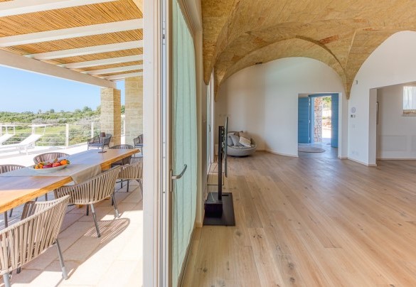 La zona giorno è contraddistinta da un luminoso e ampio salotto con affaccio all’esterno - Villa Porta Azzurra