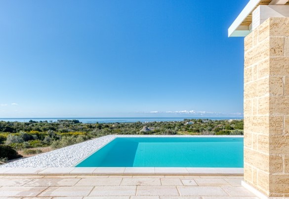 La vasca, di forma rettangolare, è rivestita in PVC color sabbia – Villa Porta Azzurra