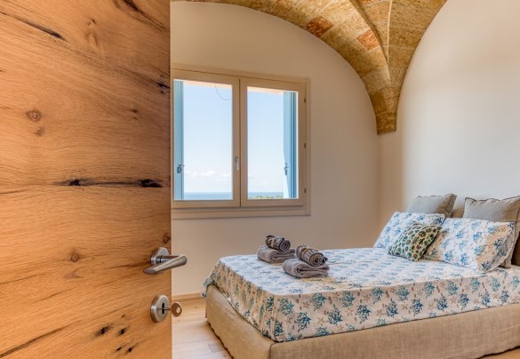 La camera matrimoniale n. 1 della villa con affaccio sul panorama marino - Villa Porta Azzurra