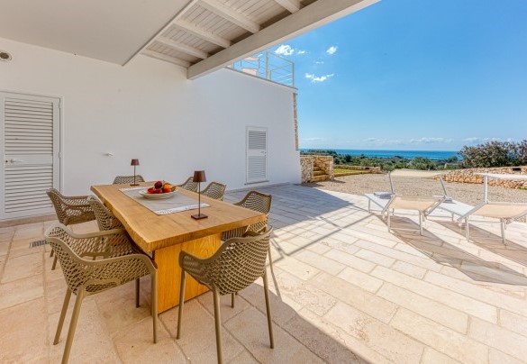 Area pranzo all’uscita dell’annesso, nelle cui vicinanze si colloca una comoda doccia esterna ed un pratico spazio lavanderia - Villa Porta Azzurra