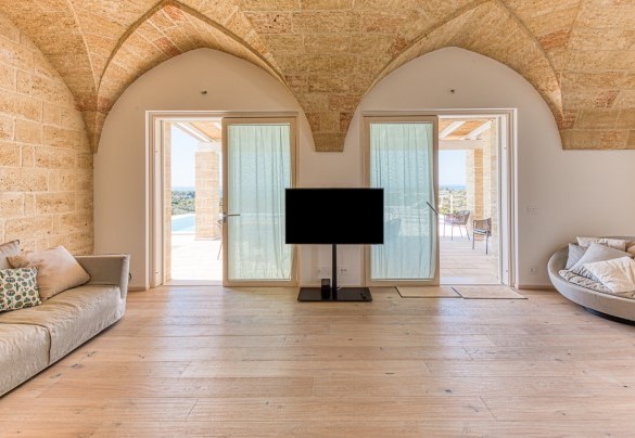 La zona giorno con il suo caldo parquet e la vista sul mare - Villa Porta Azzurra